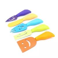 Набор из 5 разноцветных ножей для сыра с антиналипающим покрытием со смайлами