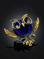 Яркая брошь, украшенная синим янтарём Сова