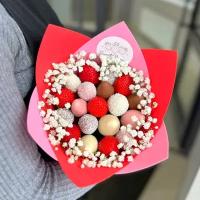Букет из клубники в шоколаде украшенный гипсофилой - "Амур" Sweet Berry