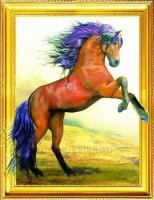 Сильная лошадь с красочной гривой