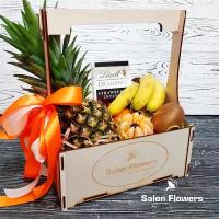 Корзины с фруктами SalonFlowers Ящик Maxi с фруктами и шоколадом