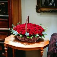Корзина страсти: 101 красная роза премиум-класса в изысканной композиции