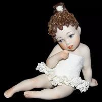 Фарфоровая кукла "Маленькая балерина сидит", Sibania