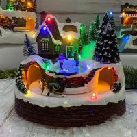 Kaemingk Светящаяся композиция Christmas Village: Праздничные хлопоты в Кристмасбурге 18*17 см, с движением и музыкой, на батарейках 481377