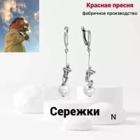 Сережки женские висячие с жемчугом в серебре