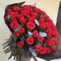 101 красная роза Эквадор с эвкалиптом 60см