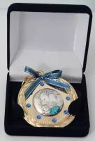 Медаль подарочная "С рождением малыша" в синей бархатной коробке, с синими стразиками и синим бантиком