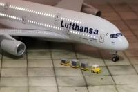 Большая модель самолета Аэробус А380 авиакомпании lufthansa, с освещением салона. Длина 46 см