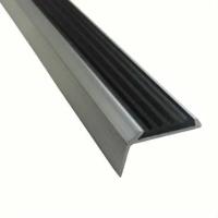 Угловая алюминиевая противоскользящая накладка на ступени с черной резиновой вставкой, ширина 42 мм, 2 п/м