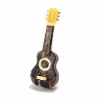 Уникальная камнерезная брошь из янтаря в тёмном оттенке "Гитара"