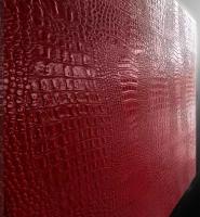 Рельефная кожа крокодила - тонкие стеновые панели из гибкого цемента 880х460х2мм. Цвет красный, глянцевый лак, интерьер