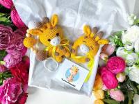 Вязаные игрушки для новорожденных с ярко-желтым жирафиком. Вязаная погремушка желтый жирафик и подвеска на коляску
