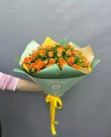 Букет из оранжевых кустовых роз Корол / цветы живые срезанные / 60см