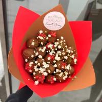 Нежный букет из гипсофилы и клубники в шоколаде - "Шоколад" Sweet Berry