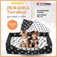 Лежанка для кошек и собак TerraBed прямоугольная "Лапки" с подушкой черн/бел, 60x40 / Лежак для животных мелких и средних пород