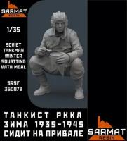 SRsf35007B Танкист РККА зима 1935-1945 сидит на привале