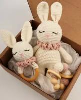 Подарочный набор для новорожденных "Зайчишки": мягкая игрушка, погремушка, прорезыватель для зубов белый