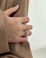 Женское кольцо объемное, плетенное, регулируемое из бижутерного сплава цвета серебро