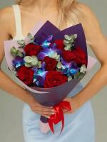 Букет свежих живых цветов Космический с красными Vip розами синей орхидеей дендробиум и эвкалиптом от Bestflo купить с доставкой