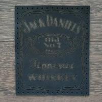 Кожаная нашивка Jack Daniel’s. Размер: 7,4 x 8,9 см. Цвет: Черный