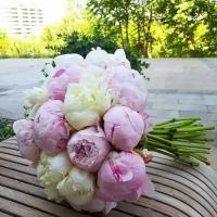 Свадебный премиум букет Flowerella Premium из пионов (розовые, белые) 15 штук