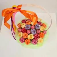 Букет Из Шоколадных Роз и ягод из шоколада в корзине ShokoTrendy SND77
