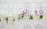 Свадебные бокалы украшенные бумажными цветами на кружеве в сиреневом цвете