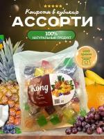 Конфеты манго и ассорти сладостей из фруктовых кубиков