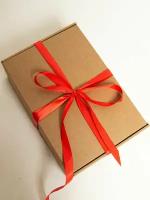 2 штуки - Подарочная коробка с наполнителем крафт и красной лентой (32x22x10 см)