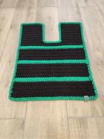 Коврик вязаный из полиэфирного шнура для унитаза с вырезом / Knitted toilet mat from Julia Artemyeva with love / чёрный с зелёным / 57см*42см