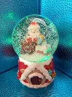 Сувенир новогодний "Волшебный шар со снегопадом" в виде Деда Мороза с подарками на крыше маленького домика