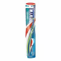 Зубная щетка Aquafresh Clean and Reach средней жесткости