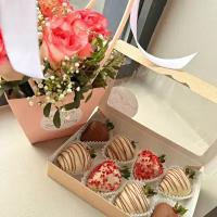 Комбо-набор клубника в шоколаде и композиция с розовыми розами - "Джумилия" Sweet Berry