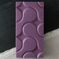 Фруктовый гурмэ-шоколад без сахара белый фиолетового цвета 43% какао с бататом
