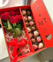 Комбо-набор клубника в шоколаде и букет с красными розами в деревянном боксе - "Я + Ты" Sweet Berry