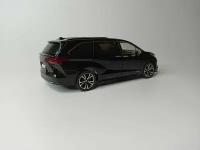 Модель автомобиля Toyota Sienna коллекционная металлическая игрушка масштаб 1:24 черный