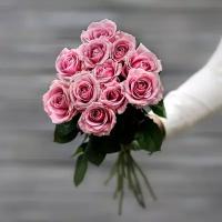 Букет живых цветов из 11 нежно-розовых роз (Россия) с лентой 60 см