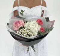Букет из белой гортензии, ароматной розы, сантини и диантусов в матовой упаковке