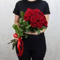 Букет цветов живые из 15 красных роз "Ред Наоми" 70 см