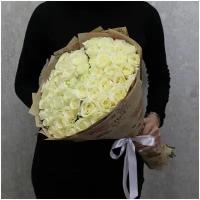 Цветы живые букет из 51 белой розы Аваланч 50 см в крафт бумаге