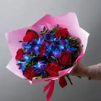 Букет живых цветов из орхидей с красными розами "Вечное сияние S"