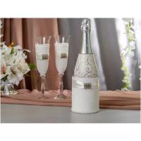 Элегантное украшение на свадебное шампанское "Гармония" в виде белого тубуса из картона и жаккардовой ткани, с серебристым украшением