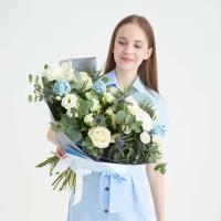 Букет живых цветов из белых роз и лизиантусов Луиза