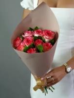 Букет из 13 розовых роз "Джумилия" с зеленью длина 45 см