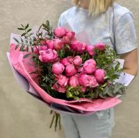 Букет свежих кустовых пионовидных роз