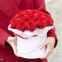 Букет 19 красных роз в шляпной коробке