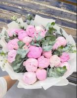 Букет Пионы розовые и эвкалипт, красивый букет цветов, пионов, шикарный, цветы премиум