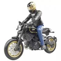 Scrambler Ducati Cafe Racer с мотоциклистом