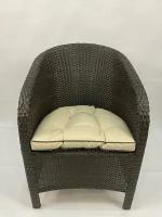 Плетеное кресло из искусственного ротанга коричневое сплошное плетение