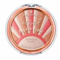 Пудра компактная для лица ESSENCE KISSED BY THE LIGHT подсвечивающая тон 02